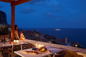 Moni Emvasis Luxury Suites