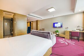 La Perle International Hotel - Free shuttle between hotel and Exhibiti