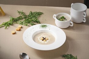 La Perle International Hotel - Free shuttle between hotel and Exhibiti