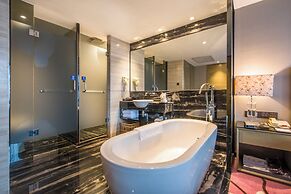 La Perle International Hotel - Free shuttle between hotel and Exhibiti