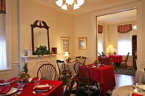 Bird In Hand Village Inn & Suites