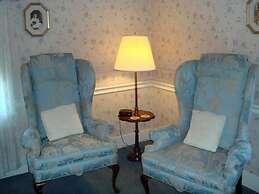 Bird In Hand Village Inn & Suites