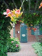 Bird In Hand Village Inn & Suites