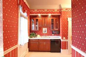 Bird In Hand Village Inn & Suites