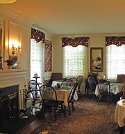 Bird In Hand Village Inn & Suites