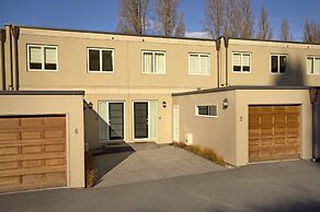 Esplanade Queenstown by Staysouth