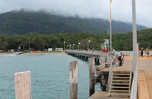 On Palm Cove Beachfront Apartments
