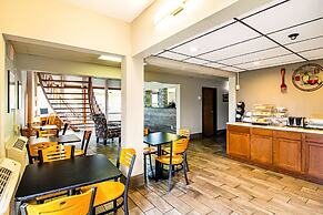 Econo Lodge Watertown