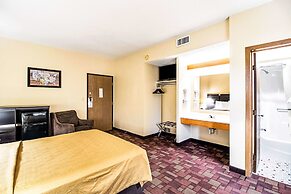 Econo Lodge Watertown