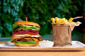 Sound Garden Hotel Airport