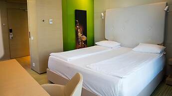 Sound Garden Hotel Airport