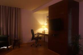 SFO Hotel and Suites