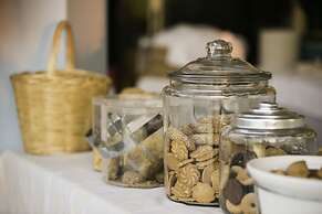 Hillside Studios & Apartments