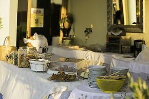 Hillside Studios & Apartments