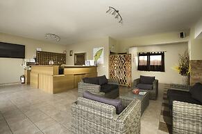 Hillside Studios & Apartments