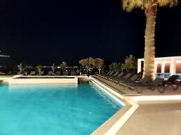 Hillside Studios & Apartments