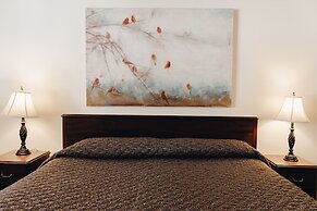 Vintage Lakeside Inn