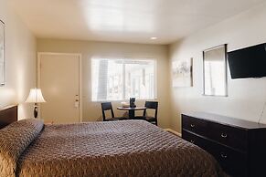 Vintage Lakeside Inn