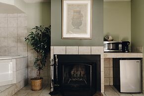 Vintage Lakeside Inn