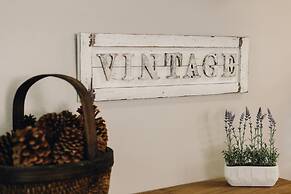 Vintage Lakeside Inn