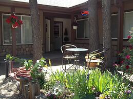 Vintage Lakeside Inn