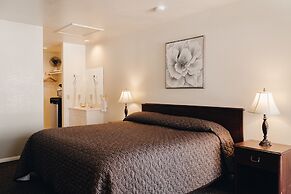 Vintage Lakeside Inn