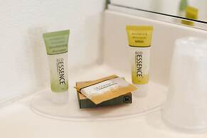 Vintage Lakeside Inn