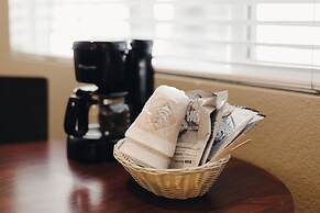 Vintage Lakeside Inn