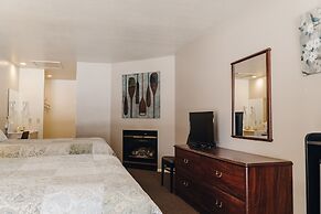 Vintage Lakeside Inn