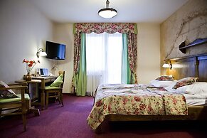 Helan Family & Garden