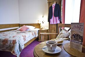 Helan Family & Garden