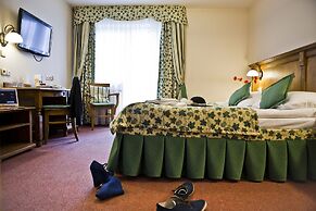 Helan Family & Garden