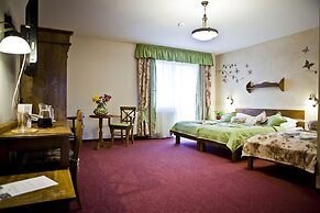 Helan Family & Garden