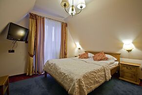 Helan Family & Garden