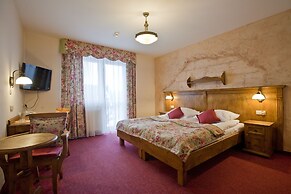 Helan Family & Garden