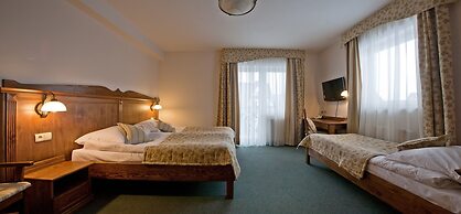 Helan Family & Garden