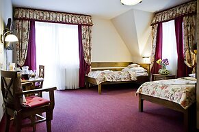 Helan Family & Garden