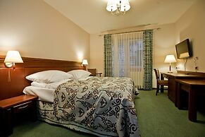 Helan Family & Garden