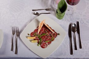 Helan Family & Garden