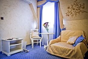 Helan Family & Garden