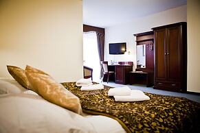 Helan Family & Garden