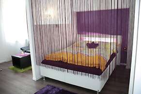 GoVienna Small Modern Apartment