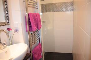 GoVienna Small Modern Apartment