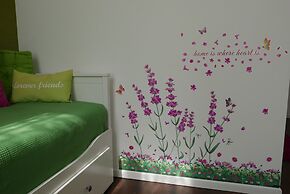 GoVienna Small Modern Apartment