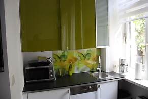 GoVienna Small Modern Apartment