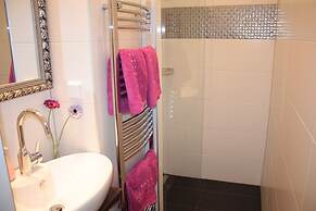 GoVienna Small Modern Apartment