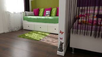 GoVienna Small Modern Apartment