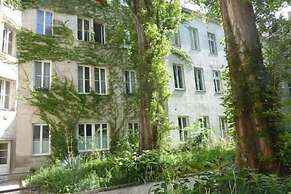 GoVienna Small Modern Apartment