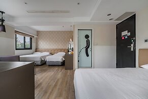 CHECK inn Express Kaohsiung Love River