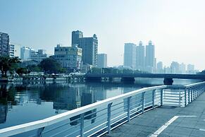CHECK inn Express Kaohsiung Love River